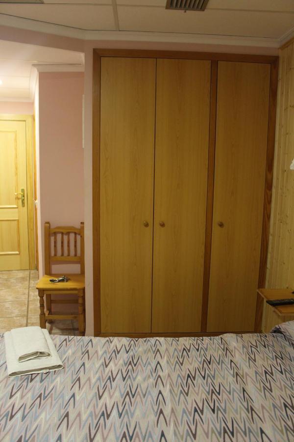 La Posa Hostel Villar del Arzobispo Luaran gambar