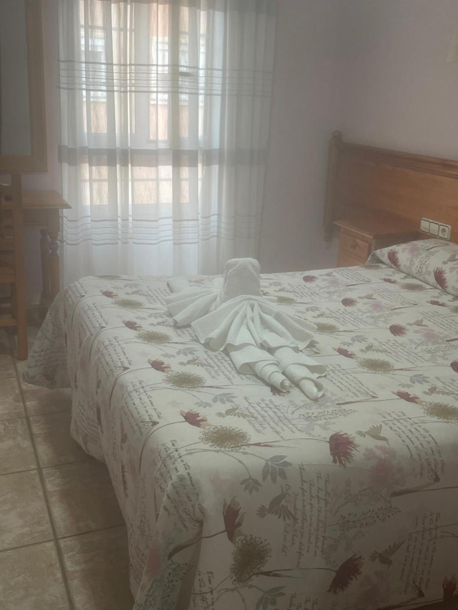 La Posa Hostel Villar del Arzobispo Luaran gambar