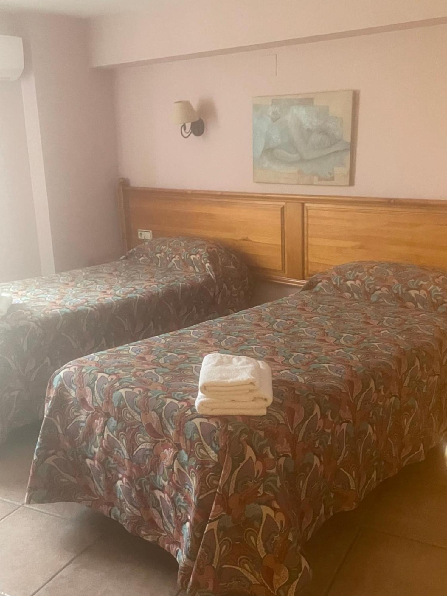 La Posa Hostel Villar del Arzobispo Luaran gambar