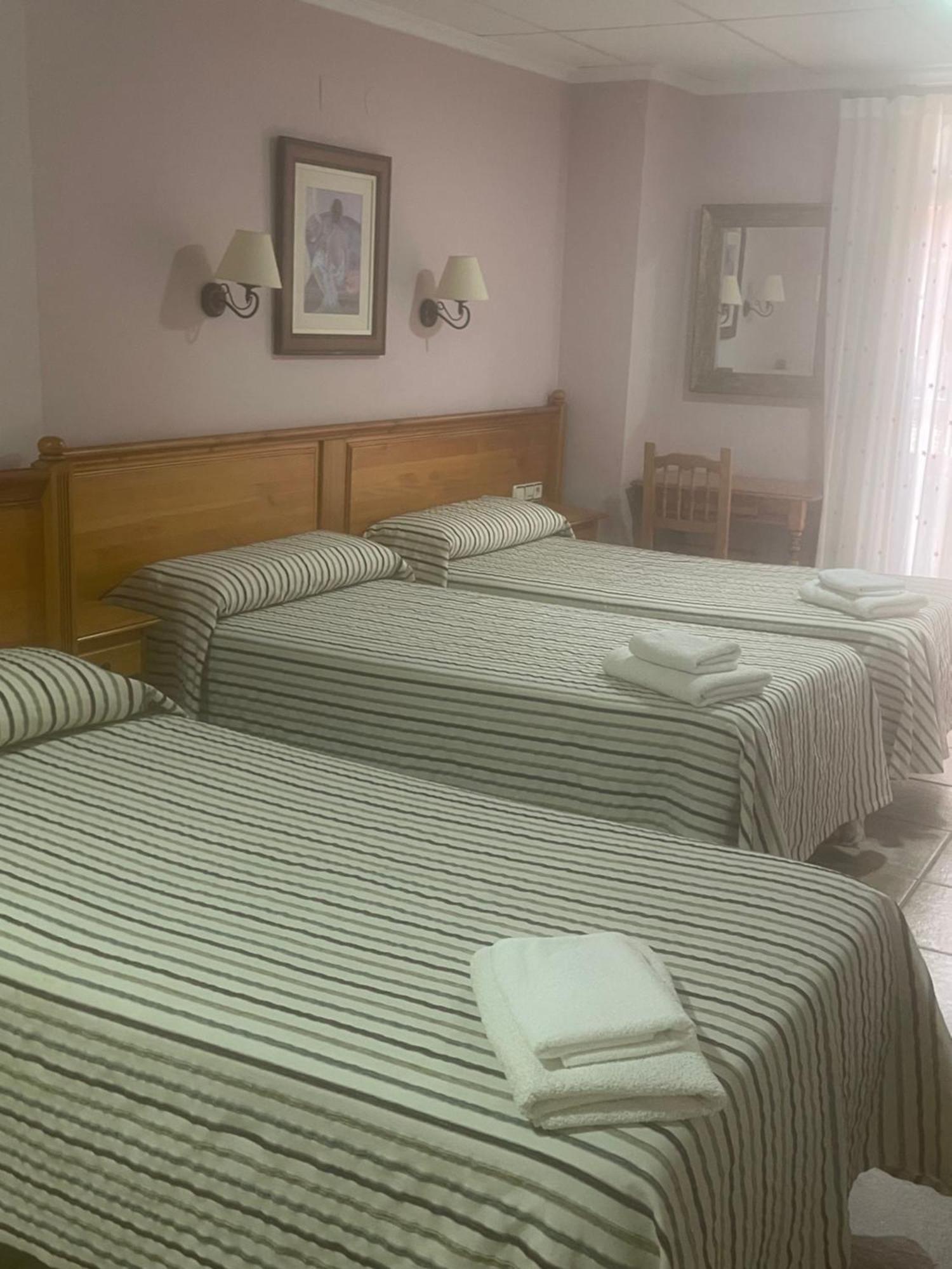 La Posa Hostel Villar del Arzobispo Luaran gambar