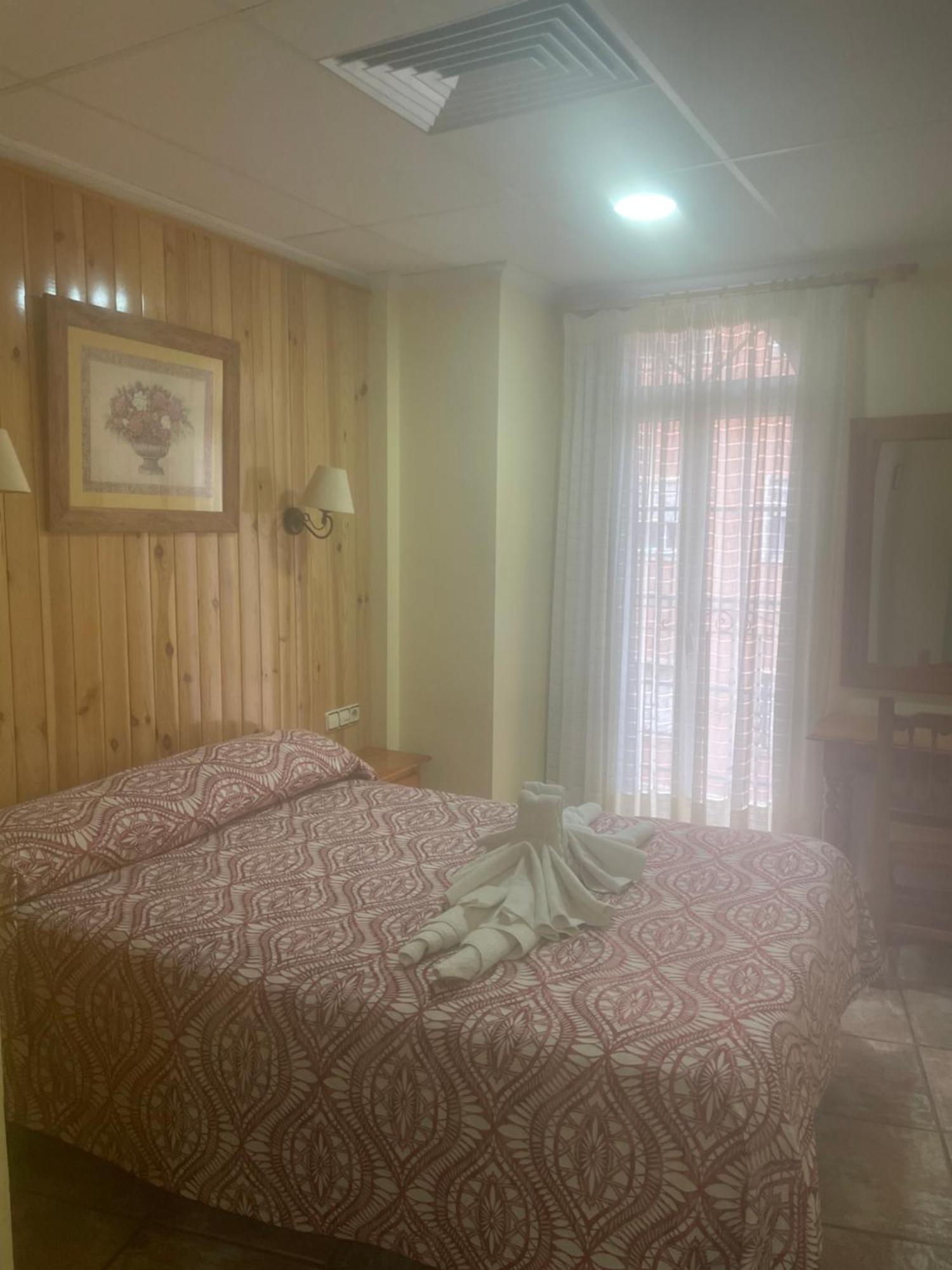 La Posa Hostel Villar del Arzobispo Luaran gambar