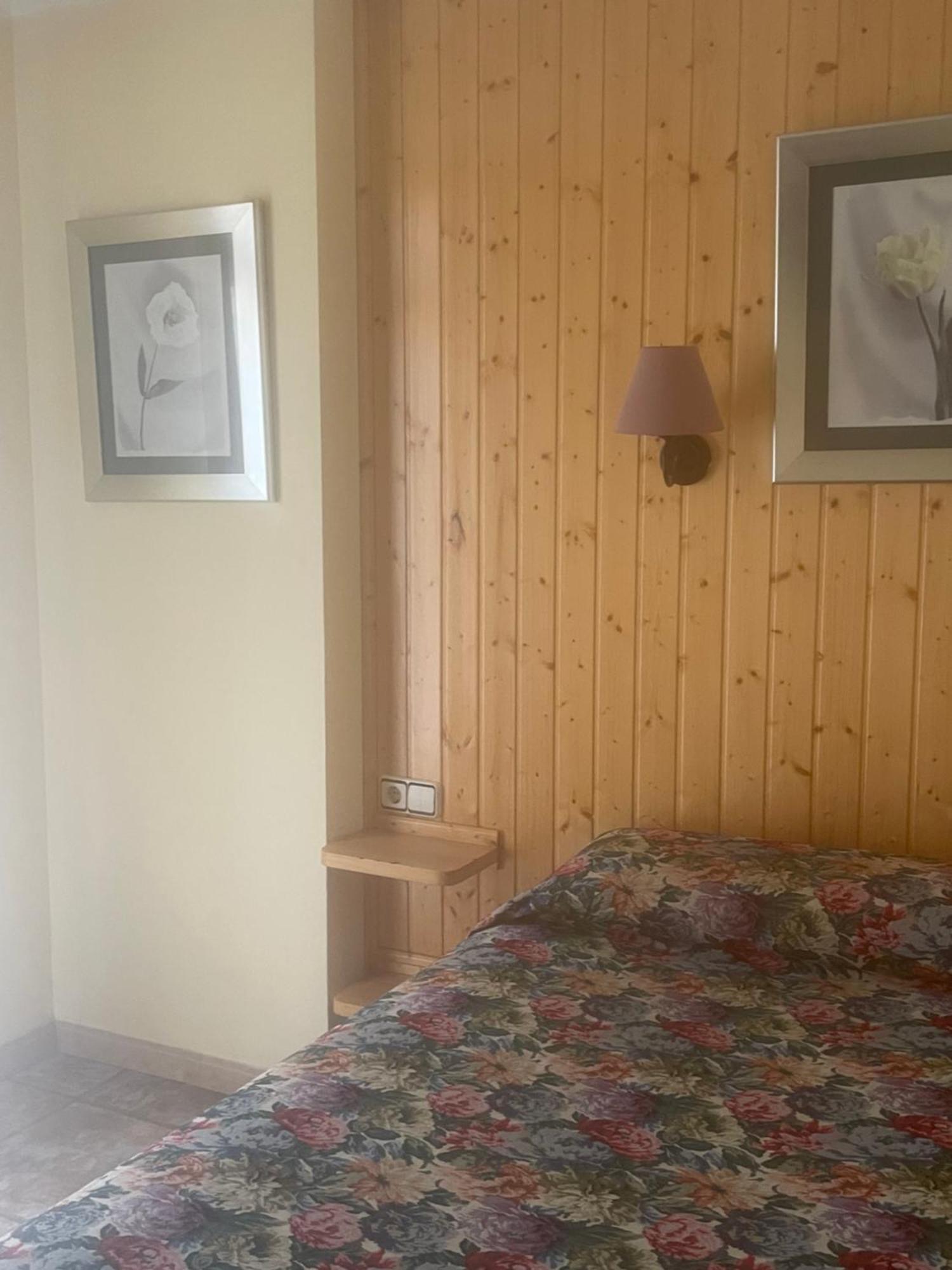 La Posa Hostel Villar del Arzobispo Luaran gambar