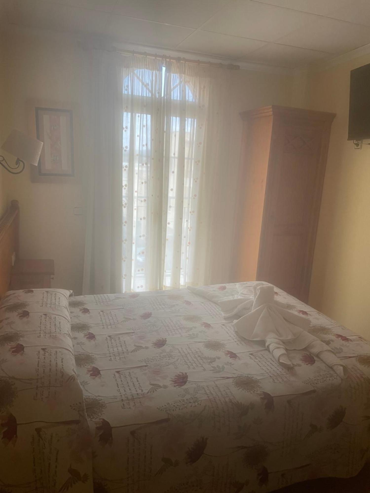 La Posa Hostel Villar del Arzobispo Luaran gambar