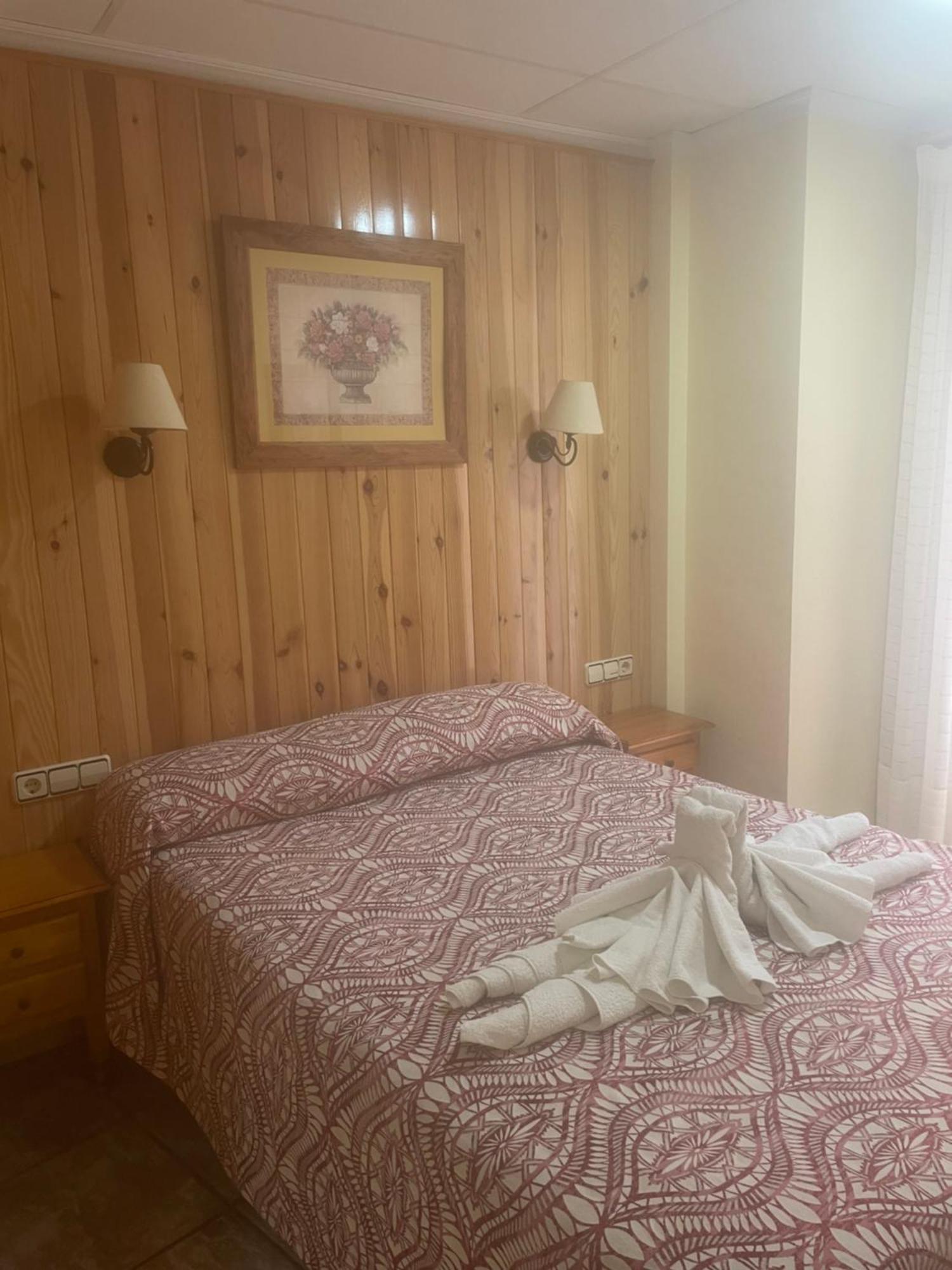 La Posa Hostel Villar del Arzobispo Luaran gambar