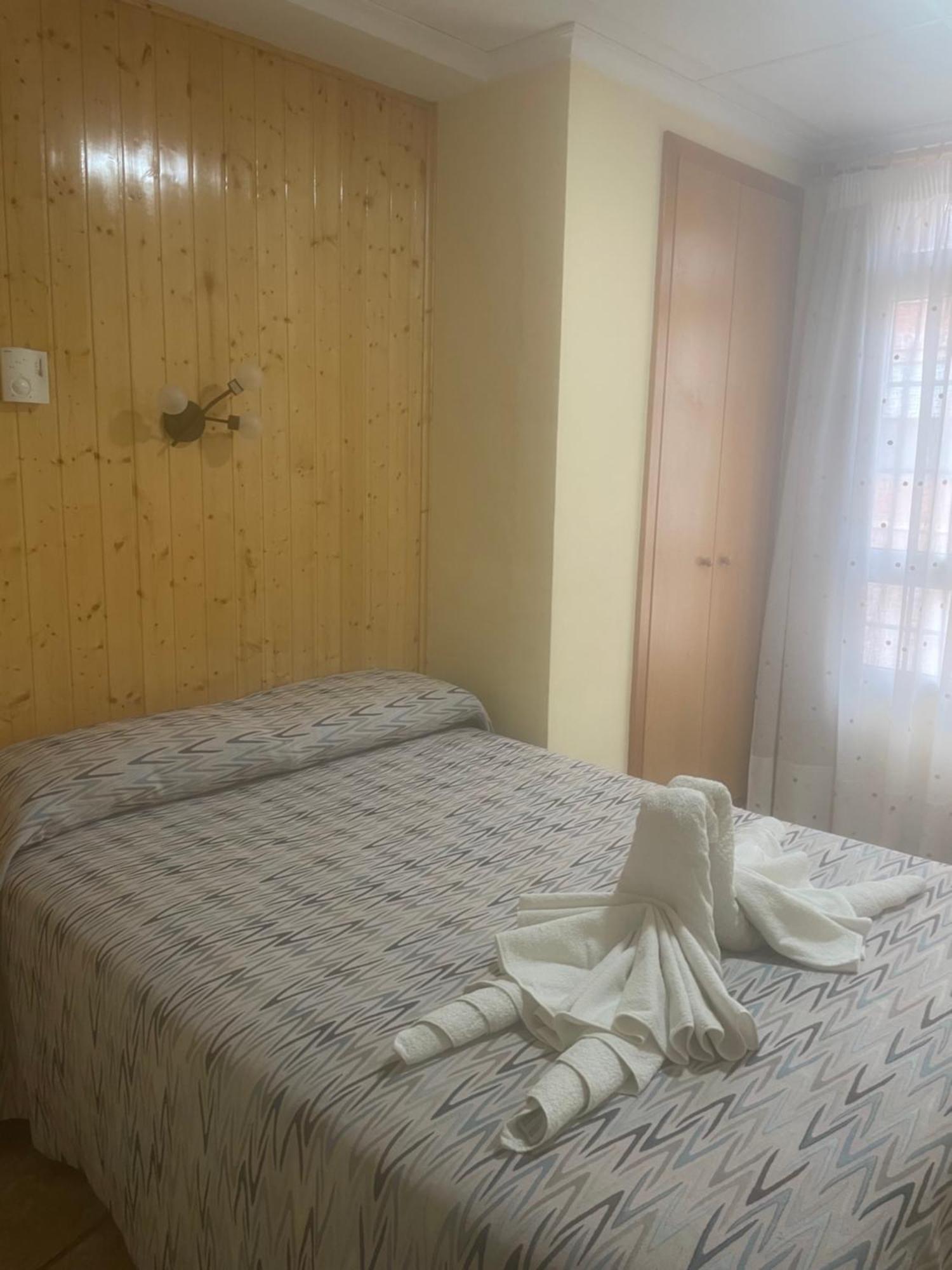 La Posa Hostel Villar del Arzobispo Luaran gambar