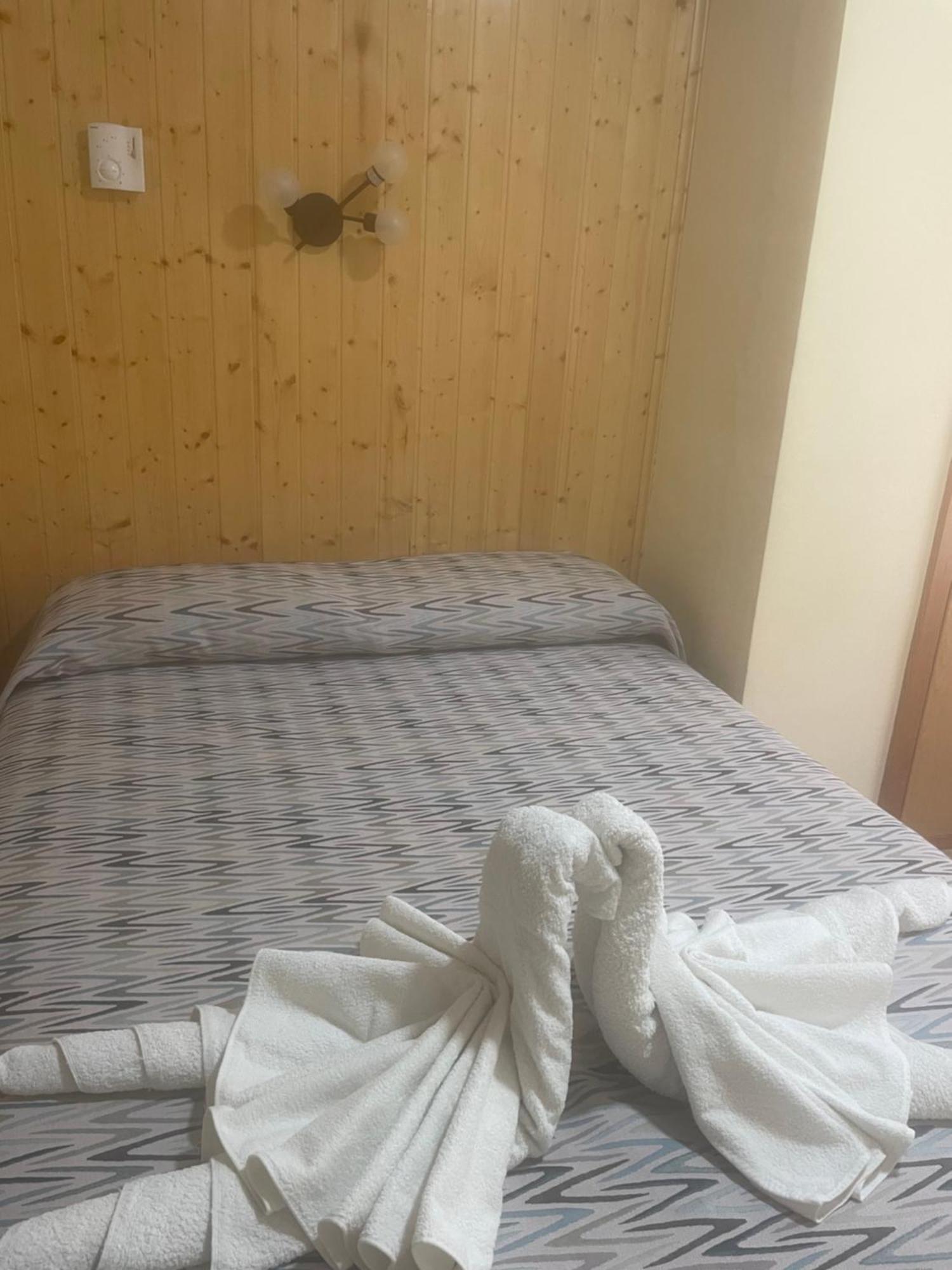 La Posa Hostel Villar del Arzobispo Luaran gambar