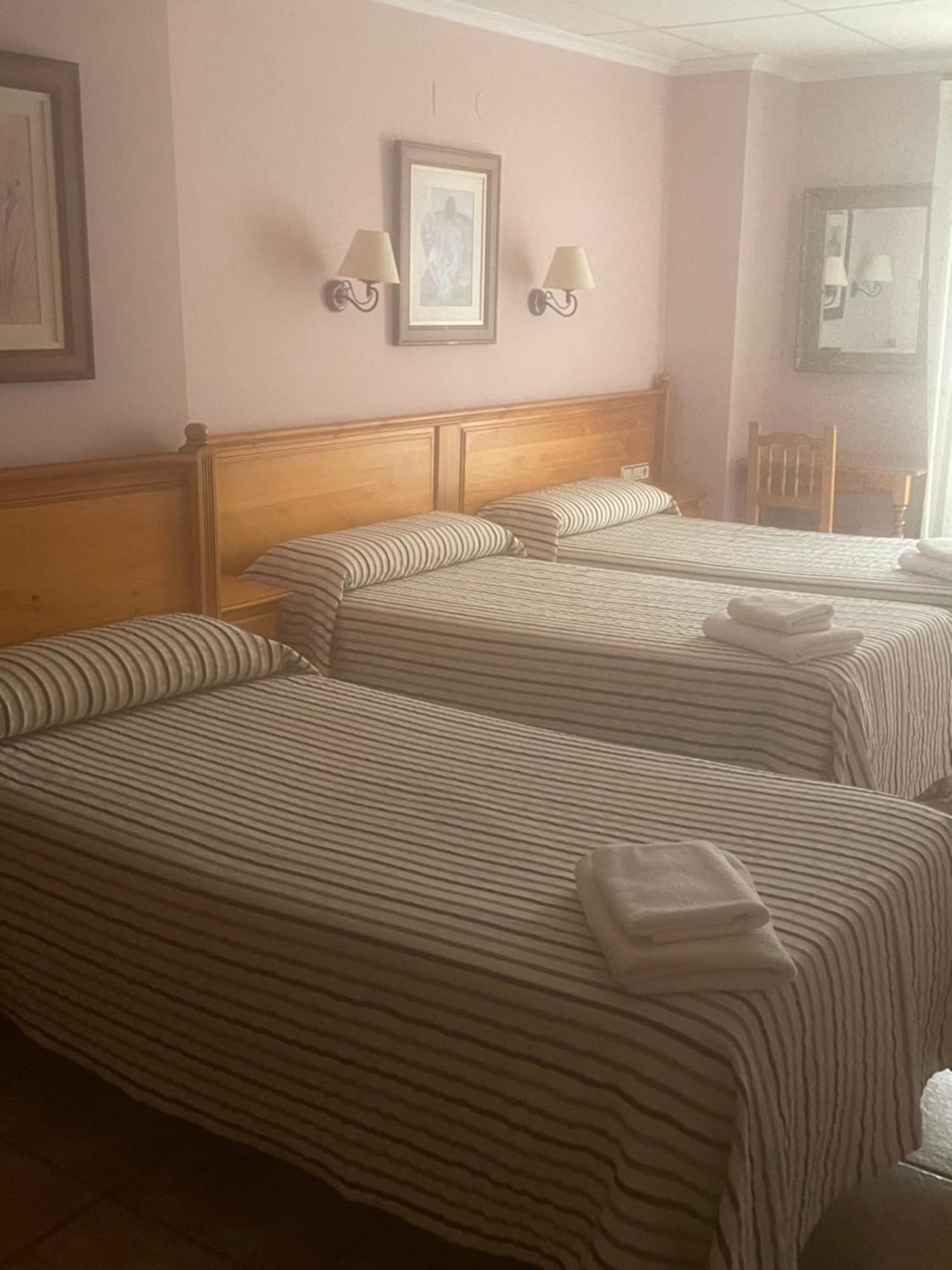 La Posa Hostel Villar del Arzobispo Luaran gambar